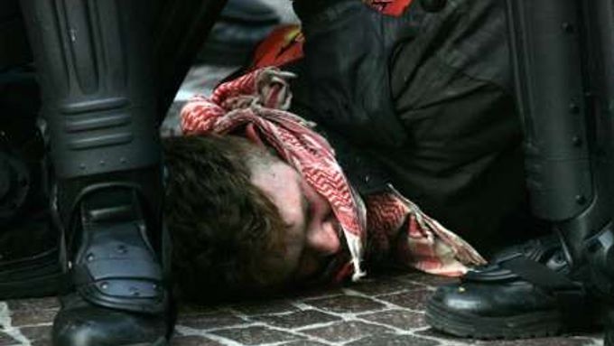 Policisté zatýkají jednoho ze studentských protestantů. 20. březen 2006