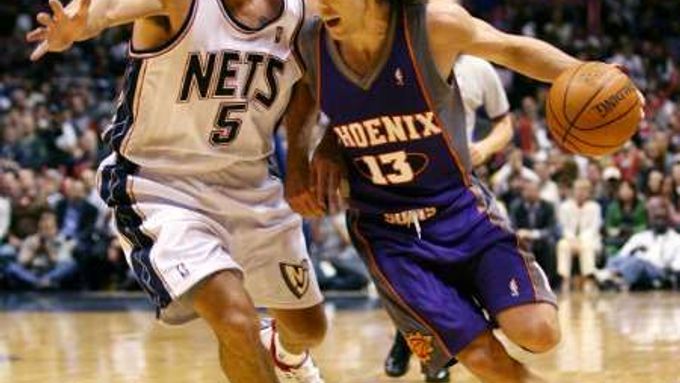 Jason Kidd z New Jersey (vlevo) brání hráče Phoenixu Steva Nashe.