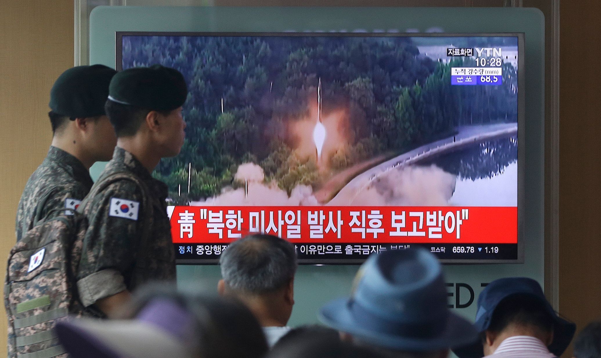 Televize v Soulu ukazuje, jak KLDR oznámila, že poprvé vyzkoušela mezikontinentální raketu.