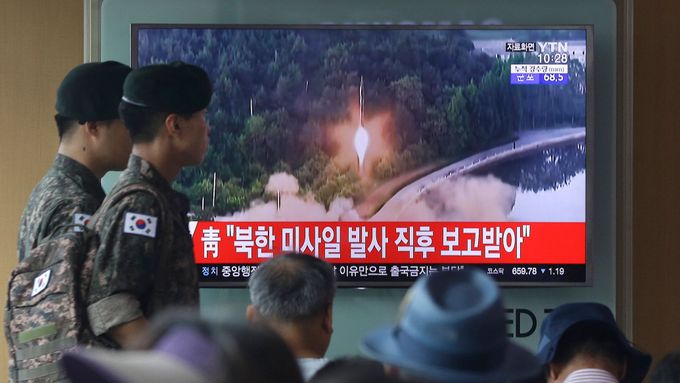 Televize v Soulu ukazuje, jak KLDR oznámila, že poprvé vyzkoušela mezikontinentální raketu.
