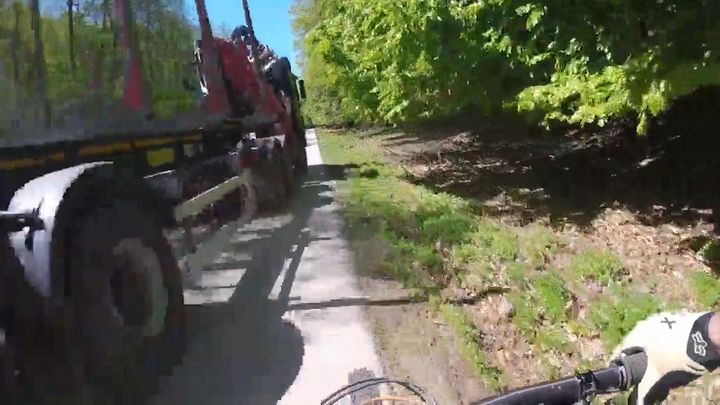 "Úplný ko*ot!" Divoce jedoucí kamion o centimetry minul cyklistu; Zdroj foto: Aktuálně.cz