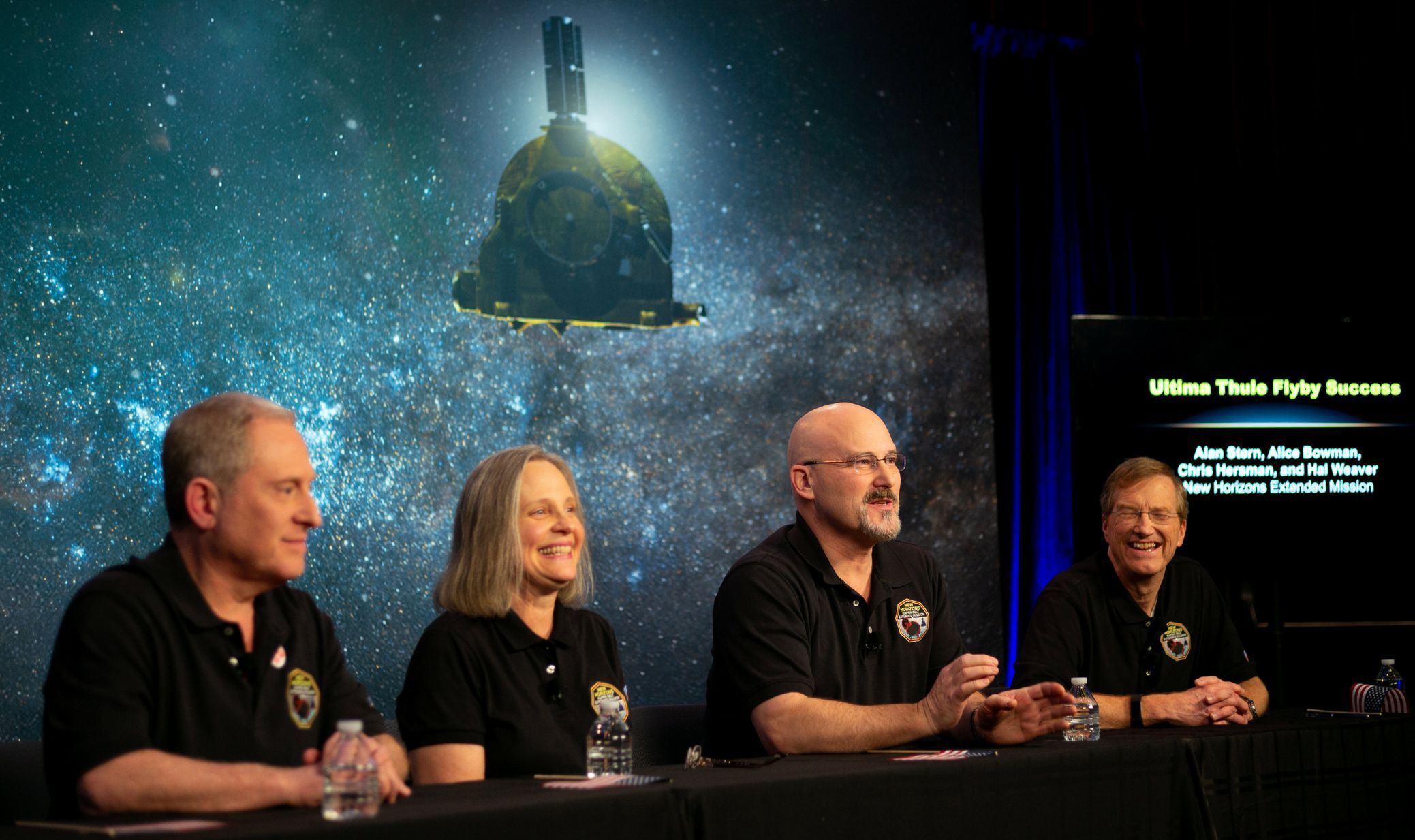 Tisková konference poté, co vědci dostali informaci, že New Horizons proletěla kolem planetky Ultima Thule.