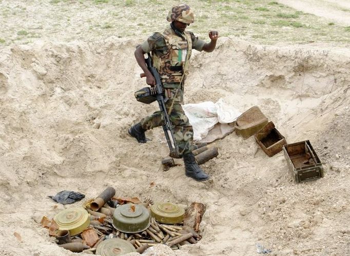 Voják Africké unie prochází kolem zbraní, které by měly být zlikvidovány nedaleko somálského hlavního města Mogadišo