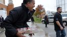 Republican presidential nominee Mitt Romney loads relief supplies for people affected by Hurricane Sandy into a truck at a storm relief campaign event in Kettering, Ohio October 30, 2012. REUTERS/Brian Snyder (UNITED STATES - Tags: POLITICS ELECTIONS DISASTER ENVIRONMENT SOCIETY) Published: Říj. 30, 2012, 4:58 odp.