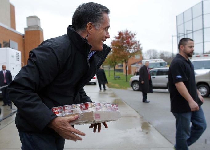 Republican presidential nominee Mitt Romney loads relief supplies for people affected by Hurricane Sandy into a truck at a storm relief campaign event in Kettering, Ohio October 30, 2012. REUTERS/Brian Snyder (UNITED STATES - Tags: POLITICS ELECTIONS DISASTER ENVIRONMENT SOCIETY) Published: Říj. 30, 2012, 4:58 odp.