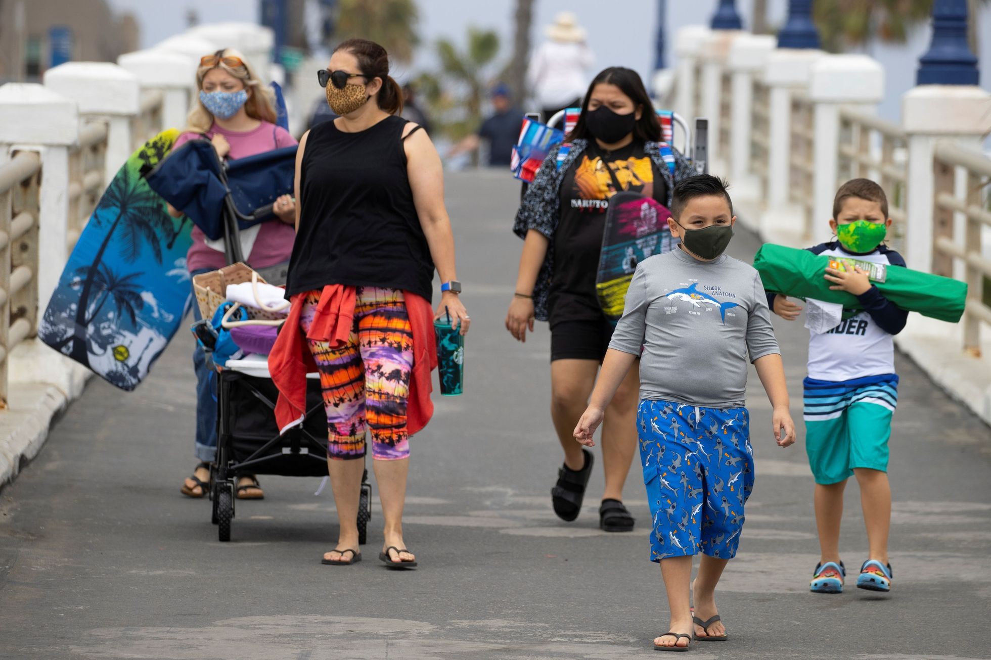Lidé na pláži v Kalifornii.