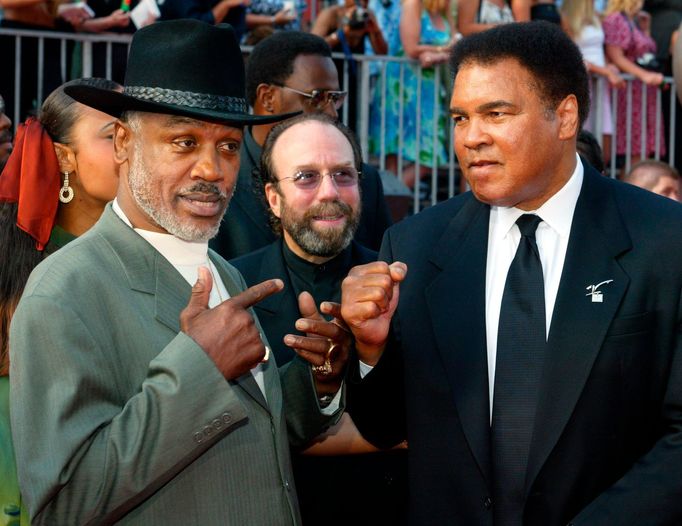 Joe Frazier (vlevo) a Muhammad Ali