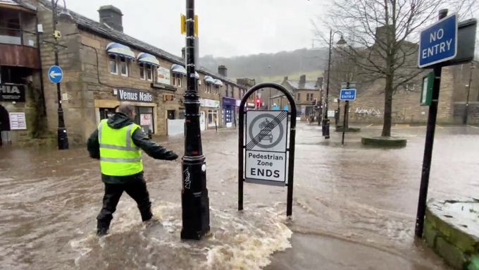 Bouře způsobila záplavy ve Velké Británii.