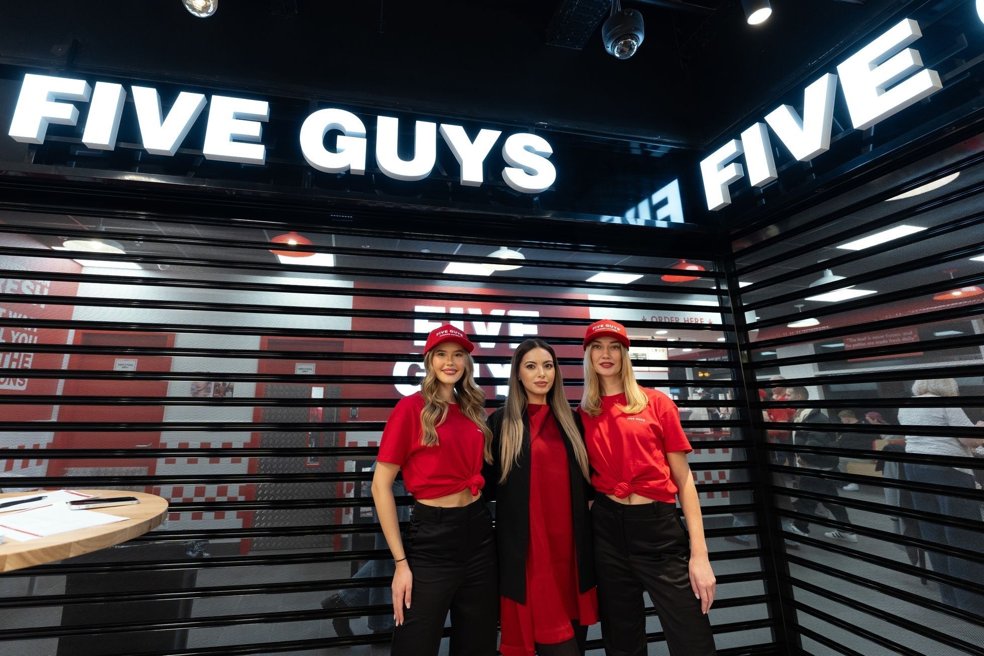 Five Guys, fastfood, jídlo, hamburger, burger, hranolky, gastronomie, Praha