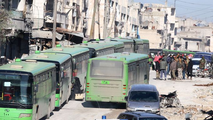 Autobusy v syrském městě Aleppo.
