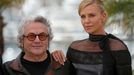 Režisér George Miller s herečko Charlize Theron