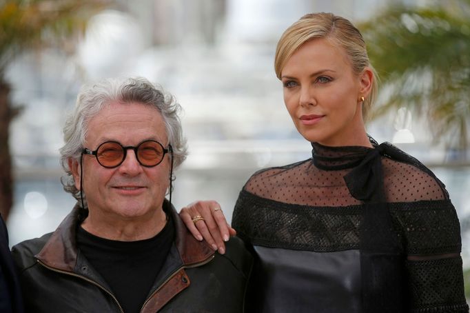 Režisér George Miller s herečko Charlize Theron