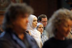 Proti terorismu musí lidé bojovat napříč vyznáními, teroristi jsou muslimští analfabeti, říká Sáňka