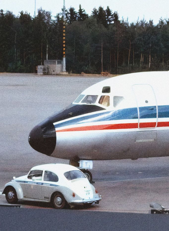 Fotografie letounu DC-9-32 YU-AHT pořízená na letišti ve Stockholmu přibližně půl roku před tragickou událostí.