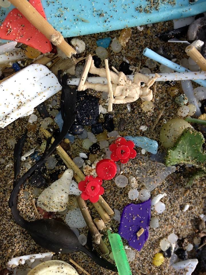 Moře vyplavuje hračky Lego