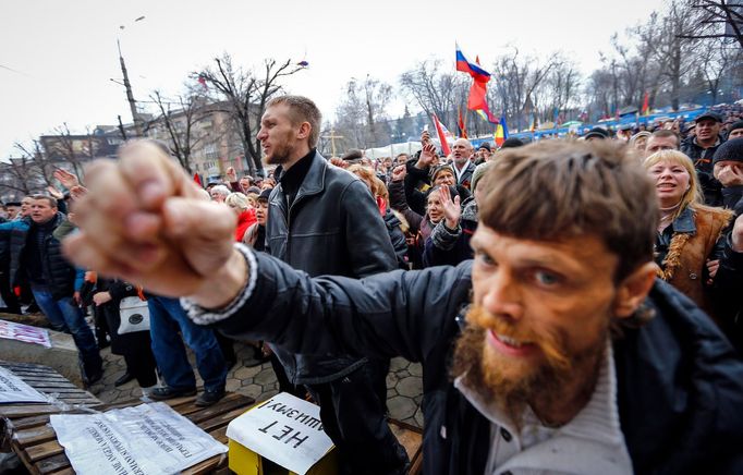 Proruský aktivista před obsazenou budovou SBU v Luhansku.