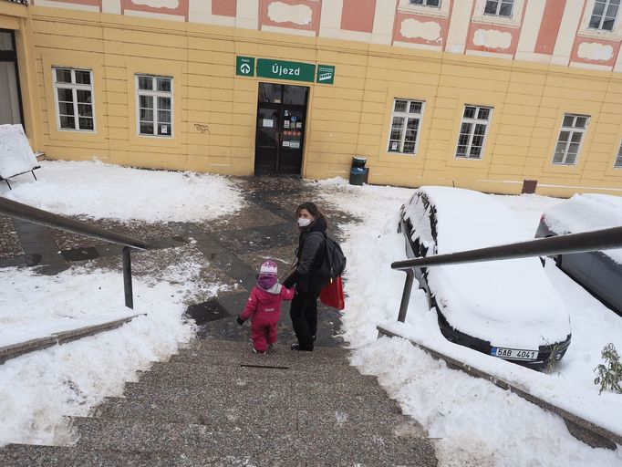 Policista hlídkující před vstupem do haly lanové dráhy.