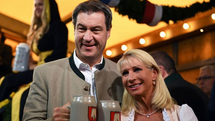 Koronavirus vyšvihl řízného Bavora. Merkelovou může vystřídat suverén s 94% podporou