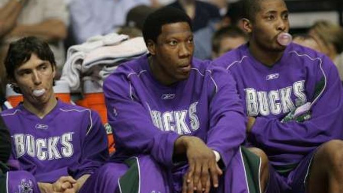 Hráči Milwaukee Bucks Jiři Welsch (vlevo), Ervin Johnson (uprostřed) a Jamaal Magloire sledují z lavičky zápas s Detroitem Pistons.