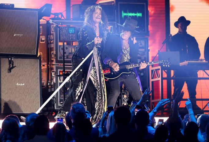 Aerosmith, kteří letos slaví 50. výročí, zahráli hit Livin' on the Edge z roku 1993. Vlevo je zpěvák Steven Tyler, vpravo kytarista Joe Perry.