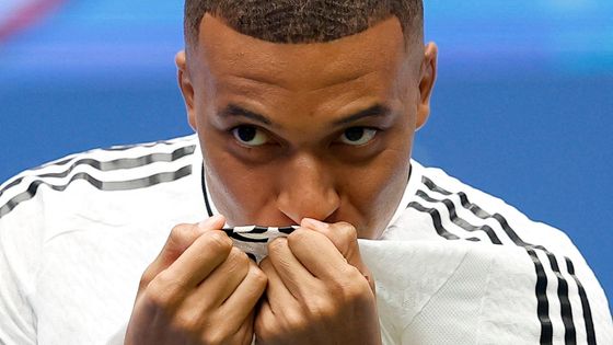 Kylian Mbappé líbá dres Realu Madrid