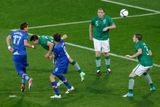 Irové inkasují první gól po hlavičce Maria Mandžukiče.