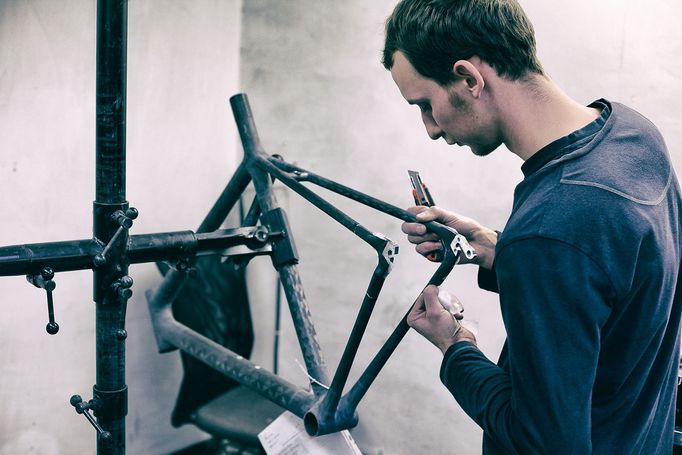 Festka pracuje na rámech z kosmického materiálu grafenu