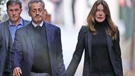 Nicolas Sarkozy opouští svůj dům po boku manželky Carly Bruniové-Sarkozyové v den, kdy nastoupil výkon pětiletého trestu vězení za účast na zločinném spolčení při shánění prostředků na financování kampaně z Libye.