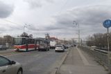 Neautomobilový pohyb po mostě na Štvanici je velmi nepříjemný.