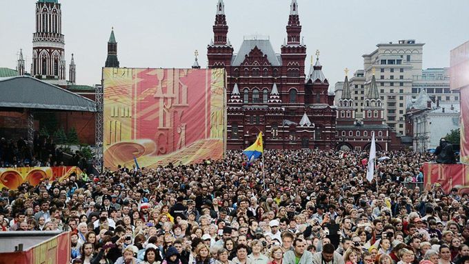 První kolo hry "Kde je Snowden?". Najdete ho v davu na Rudém náměstí?