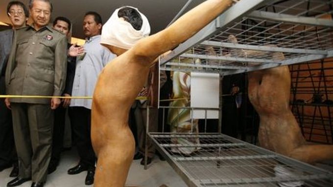 Mahathir Mohamad na prohlídce výstavy, kde jsou názorně demonstrovány "kruté praktiky skutečných válečných zločinců"