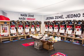 Kóje jako z festivalu, při zápase Češi ani nemají "pravou" šatnu. Bojují v provizoriu