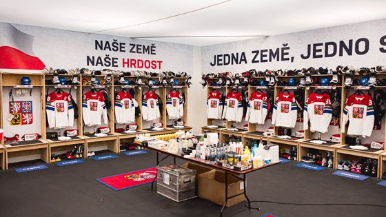 Kóje jako z festivalu, při zápase Češi ani nemají "pravou" šatnu. Bojují v provizoriu