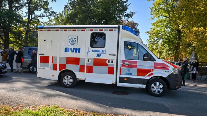 Prezident Zeman je v nemocnici, z Lán ho odvezla mobilní jednotka intenzivní péče; Zdroj foto: ČTK