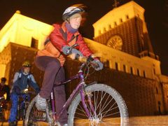 Památku Jana Bouchala dnes jeho spolupracovníci, kamarádi i další cyklisté uctili večerní jízdou, která začínala na Náměstí Jiřího z Poděbrad.