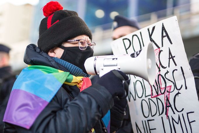Babička Kasia, polská aktivistka, která protestuje proti zákazu potratů.