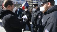 Dnes tak policie nepustila za hranice okresů několik autobusů, které na demonstraci  do Prahy mířily proti vládním opatřením.