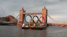 Proměna Tower Bridge pro zahajovací ceremoniál OH 2012 v Londýně.