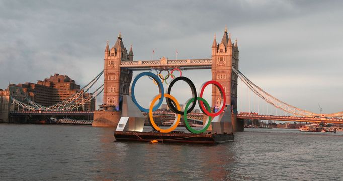 Proměna Tower Bridge pro zahajovací ceremoniál OH 2012 v Londýně.