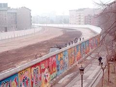 Pohled na úsek Berlínské zdi ze západního Berlína v roce 1986.