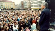 Jeden z mnoha předvolebních mítinků roku 1992. Klaus jich tehdy absolvoval více než 130. "Volby v roce 1992 byly do určité míry referendem o budoucnosti federálního státu a též referendem o Klausově vizi transformace. Zvítězila Klausova vize rychlé ekonomické transformace a důrazu na partajní organizaci politické scény. Odmítnut byl pomalejší postup a překonaná vize horizontálně organizovaných hnutí," napsal politolog Jiří Pehe.