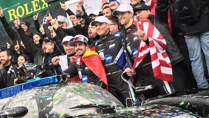 Podívejte se, jak tým Fernanda Alonsa oslavil triumf v závodě Rolex 24 v Daytoně.