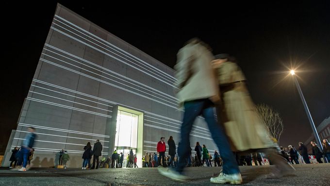 Slavnostní otevření nového Muzea Bauhausu doprovázela světelná projekce na fasádu.