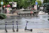 Takto nyní vypadá náměstí v Rostově na Donu, jak ho zachytili fotografové agentury Reuters. Tank wagnerovců s koloběžkami v popředí.