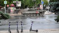 Takto nyní vypadá náměstí v Rostově na Donu, jak ho zachytili fotografové agentury Reuters. Tank wagnerovců s koloběžkami v popředí.