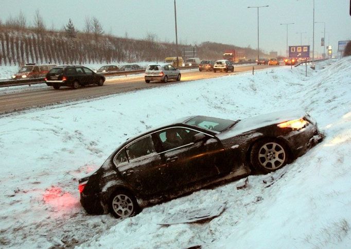 Řidič automobilu BMW skončil svou cestu po štěrboholské spojce v příkopu