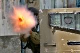 Izraelský voják střílí nábojnici se slzným plynem během střetů s Palestinci v uprchlickém táboře Balata ve městě Nabulus na Západním břehu. (Nabulus 21. února)