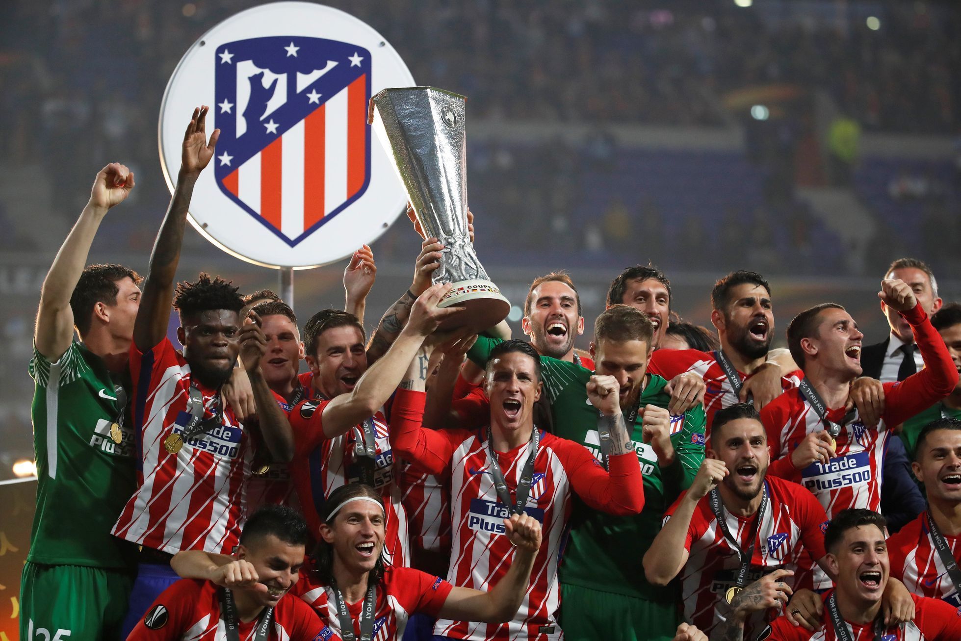 fotbal, Evropská liga 2017/2018, Atlético Madrid - Olympique Marseille, radost hráčů Atlétika s trofejí