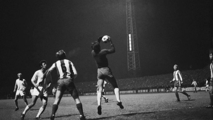 Plzeňští fotbalisté si před nabitými tribunami Štruncových sadů v roce 1971 počínali výborně. Prohráli po velkém boji jen 0:1.