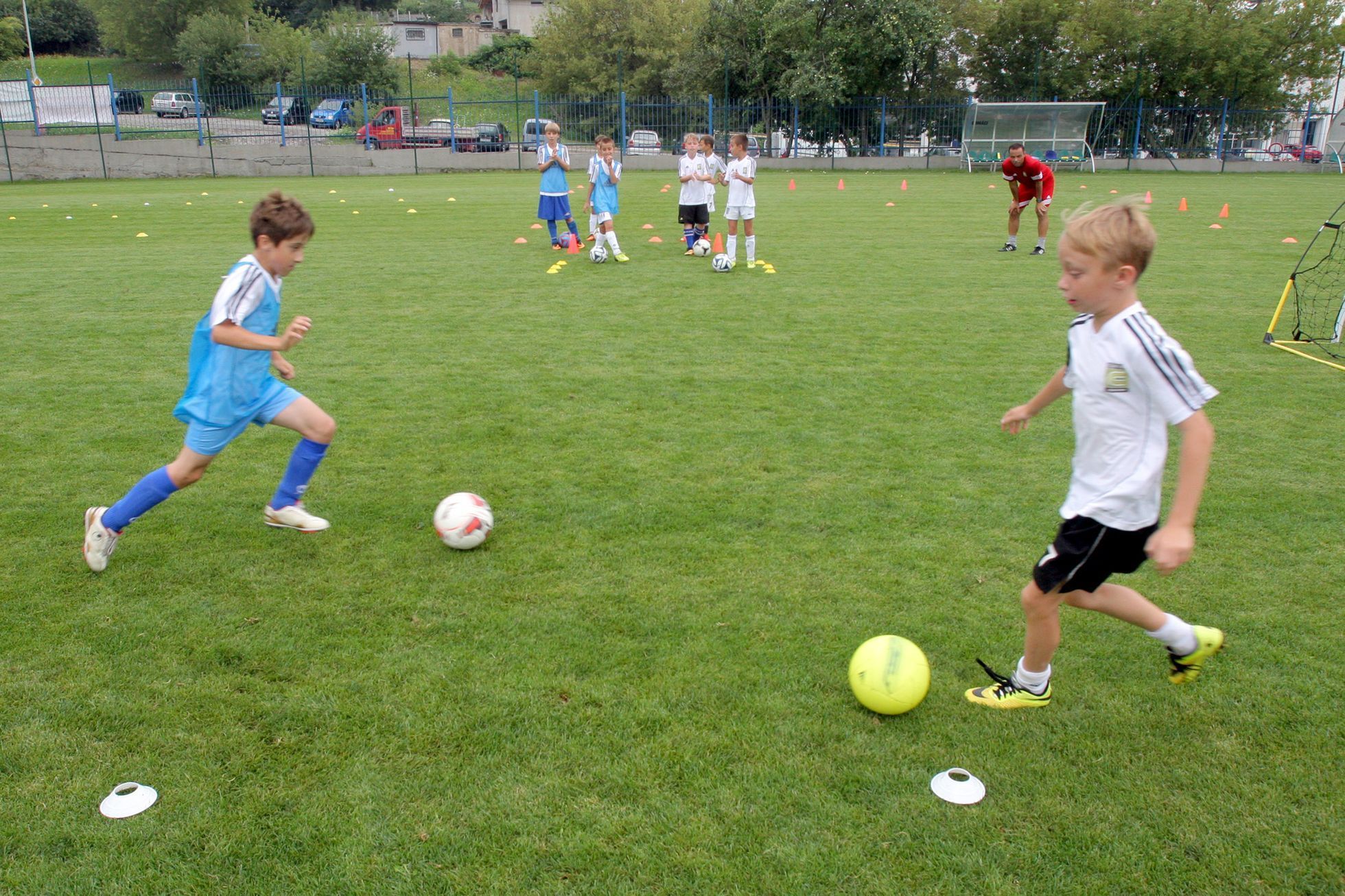 Kluci se učí hrát fotbal